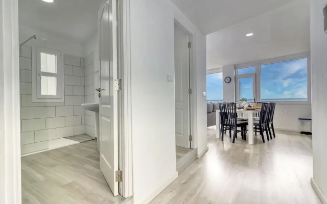 Spacious Central Apt w Private Parking Ocean View