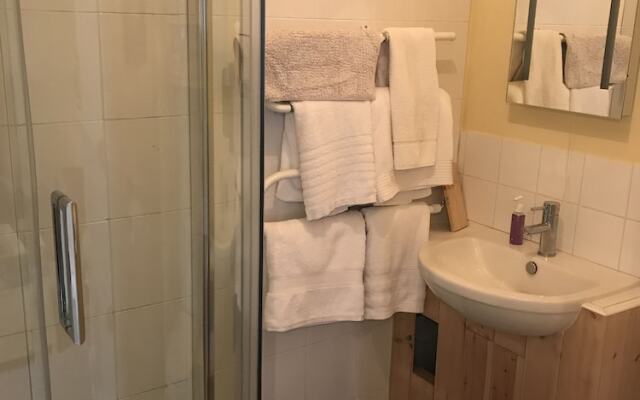 Lower Buckton Country House - Sleeps 12