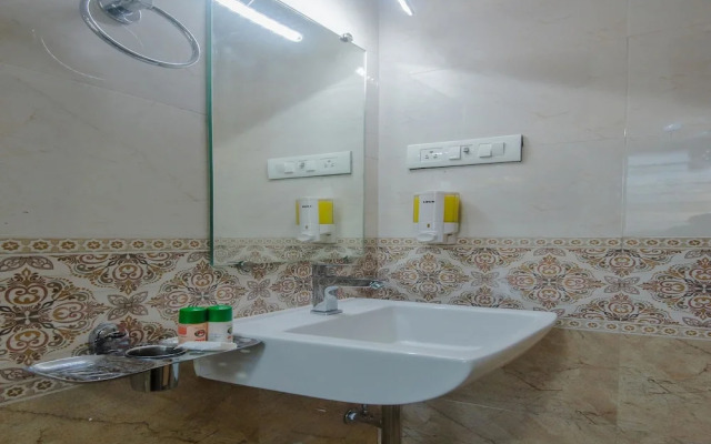 OYO 10217 Hotel Golden Palms
