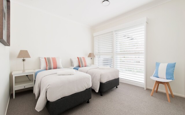 Waterfront Serenity - Luxury home with Grand Views