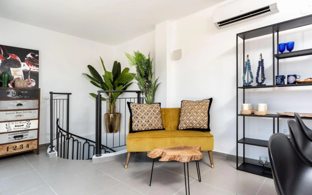 2 Bedroom Duplex with Amazing Sea View Terrace