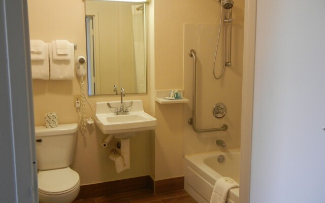 Quality Inn Toledo Airport