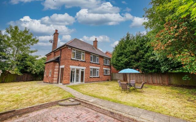 Elegant 5 Bedroom House in Nottingham