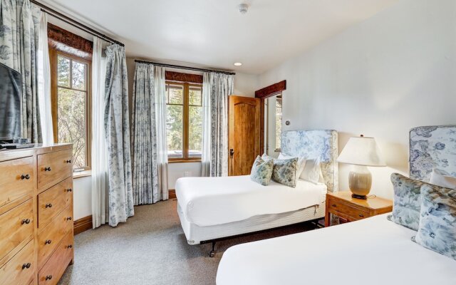 Refined 5 BR Private Home with Private Hot Tub by RedAwning