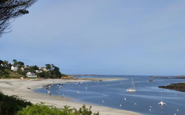 Breton holiday home in a quiet location near the beach
