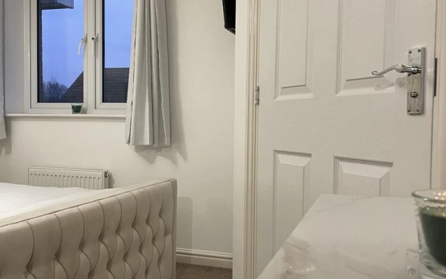 Charming 2-bed Terraced Home in Dartford
