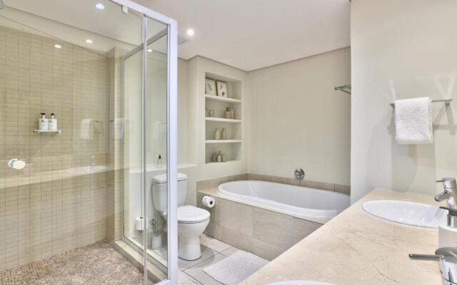 Stylish, Modern Apartment With Breathtaking Views.