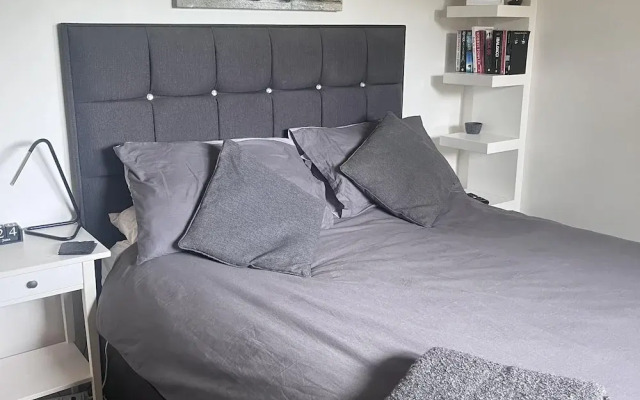 2 Bed Flat - Sleeps 4 - Pets - Parking - Wifi