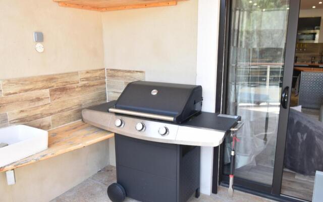 T2 vue canal et remparts d'Aigues Mortes