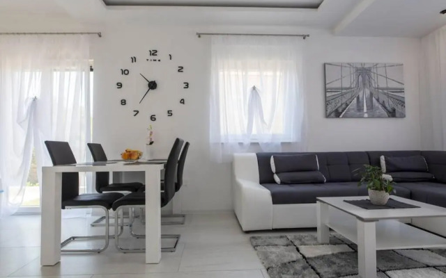 Holiday House Gavran