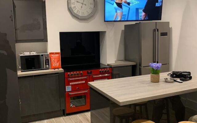 Newly Renovated High Spec 4 Bedroom House