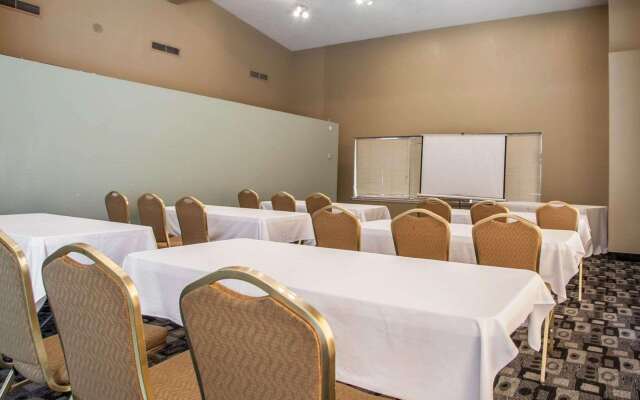 Rodeway Inn & Suites Milwaukee Airport