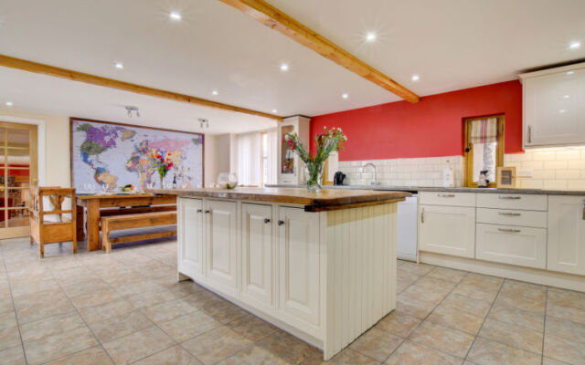 Holiday Home Sgubor yr Onwydden