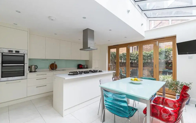 JOIVY Stunning 3 bed House Close to Westfield