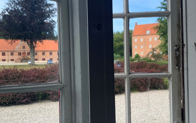 Sostrup Slot og Kloster