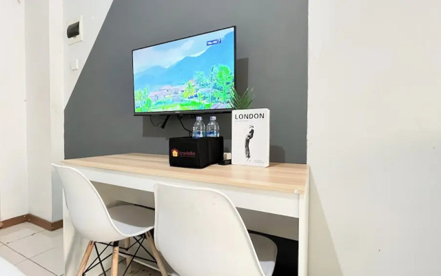 Basic Studio Room Apartment At Green Palm Residence