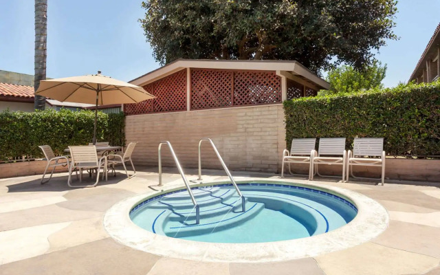 Travelodge Orange County Airport  Costa Mesa