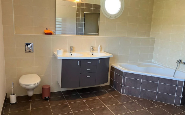 Villa With Private Pool and Jacuzzi