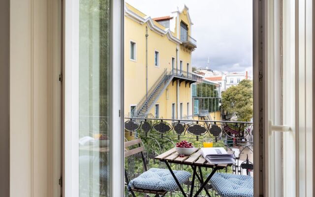 ALTIDO Splendid 2BR Apt w/ parking&balcony, 10mins to Praça do Comércio