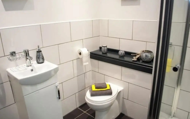 1 Bed Flat - Sleeps 2 - Parking - Balcony - Wifi