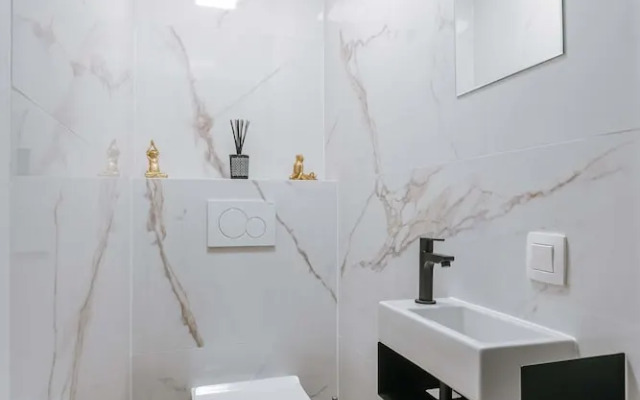 Pleasant 2 Bedroom Apartment With Private Parking