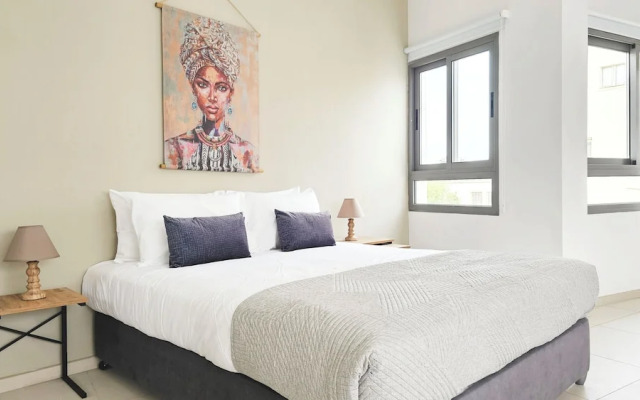 Phaedrus Living: Ledras Residences 201