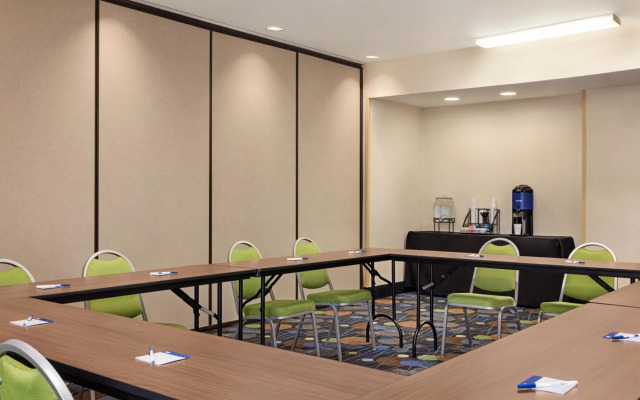 Holiday Inn Express Hotel & Suites Edmond by IHG