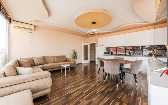 Spacious City-view Apartment Overlooking Shkod r