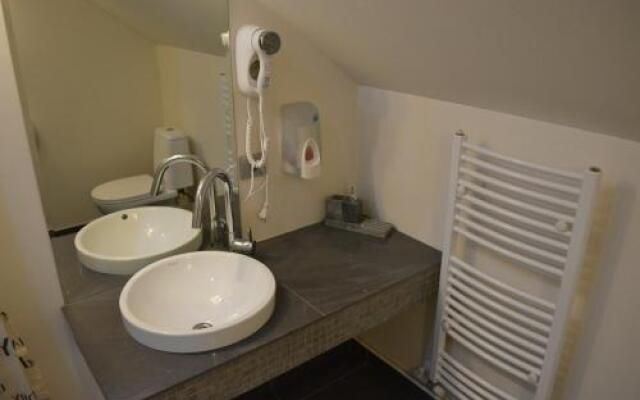 Viesu nams Raibais Asaris