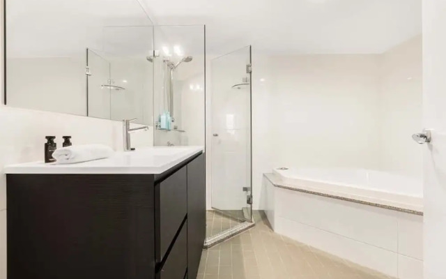 Apartment in Iconic Fingerwharf