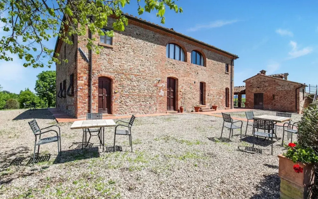 Scenic Farmhouse in Peccioli with Swimming Pool near Lakes