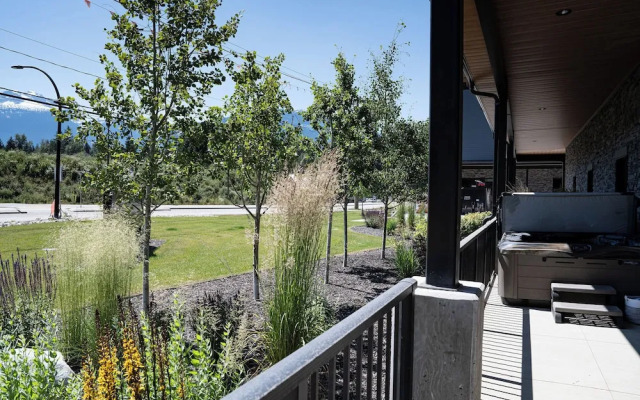 Rustic Retreat by Revelstoke Vacations