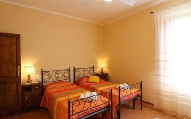 Stunning Private Villa for 4 Guests With Wifi, Private Pool, TV, Veranda, Pets Allowed and Parking