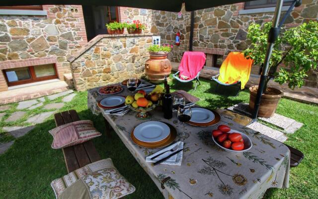 Spacious Cottage in Lucignano with Garden