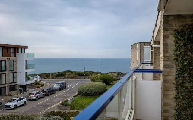 Stunning 2 bed Seaside Apartment With Sea Views