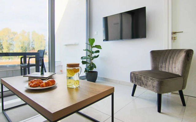 Phaedrus Living: Seaside Executive Flat Harbour 204