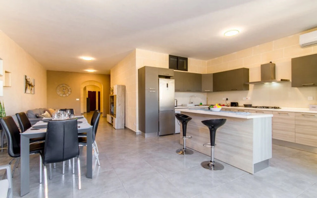 Ta'Siku Gozitan villa + Pool & hot tub