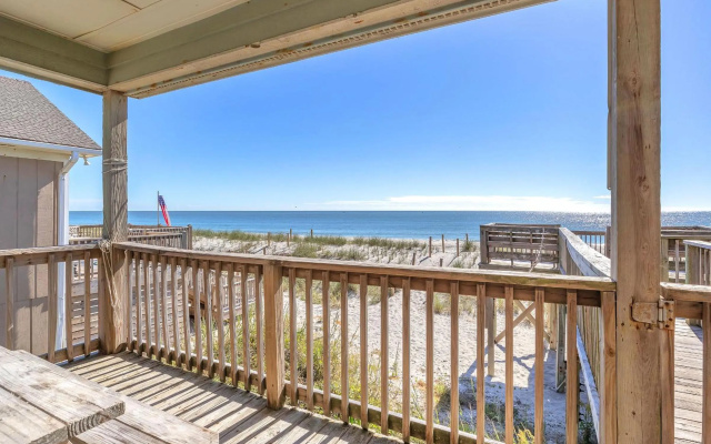 Front Row by Oak Island Accommodations