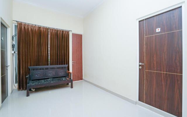 OYO 1957 Riverside Residence