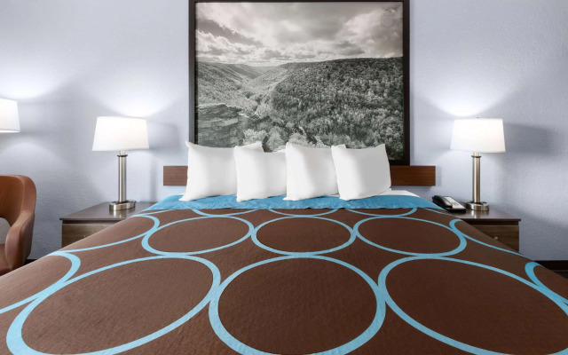 Super 8 by Wyndham Fairmont