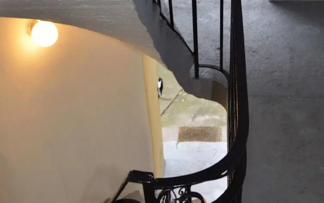 Romantic Garden Art Studio near Andrassy Avenue