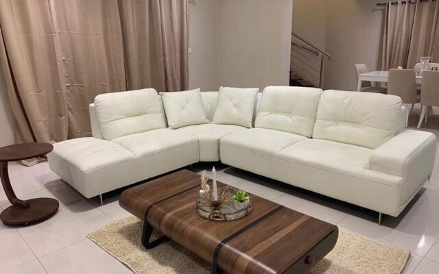 Executive 3 Bedrooms Fully Furnished Apartment Close to Amenities