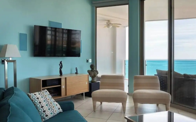 Luxury Beachfront Condo on Sandy Beach