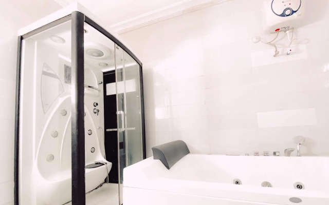 Royal Court Lounge & Boutique Hotel