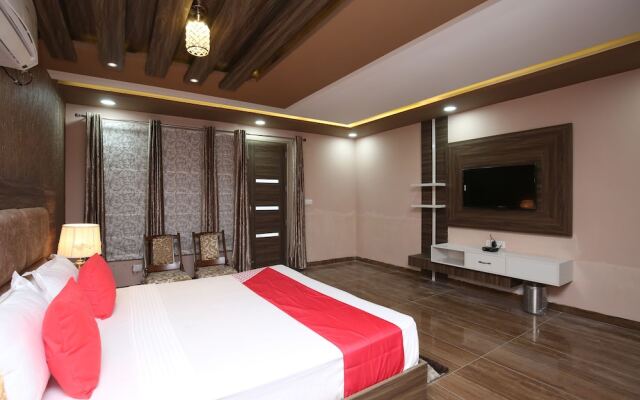 OYO 27743 Hotel Platina