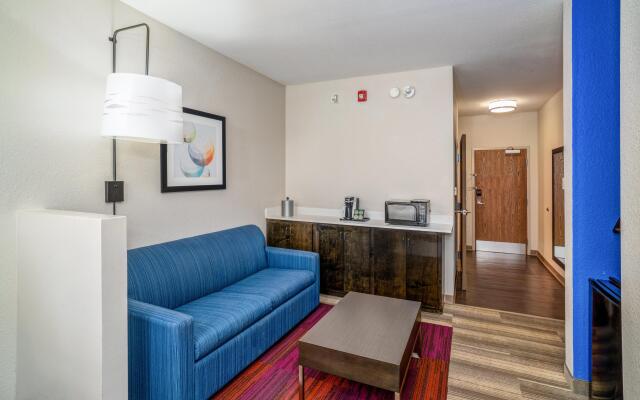 Holiday Inn Express and Suites Winona North, an IHG Hotel