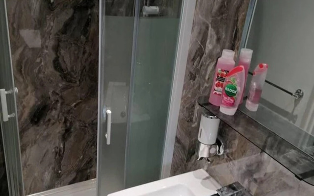 Beach Apartment - Sleeps 4, Garden & Parking