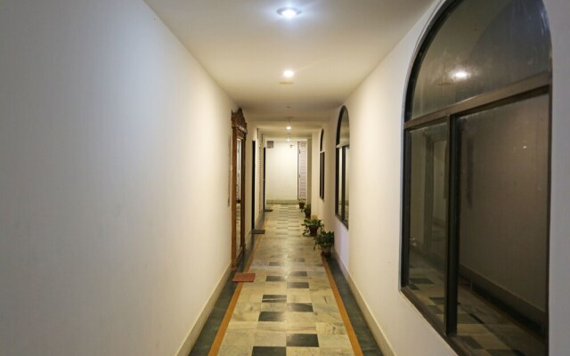 OYO Capital O 5879 Radha Damodar Residency