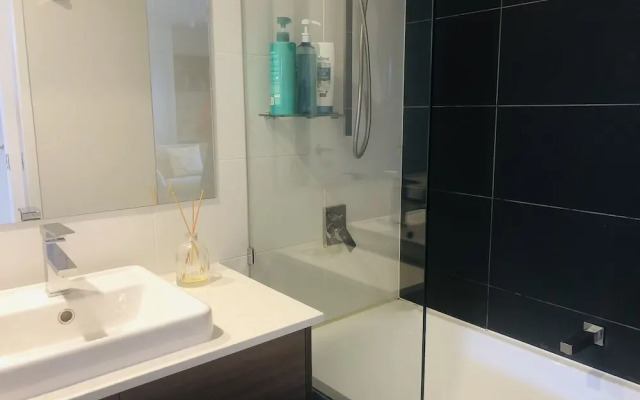 Stylish Home 15 mins from City & Airport