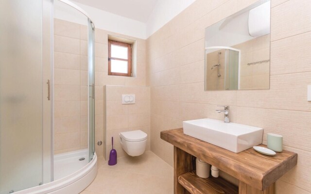 Beautiful Home in Muline With Wifi and 4 Bedrooms